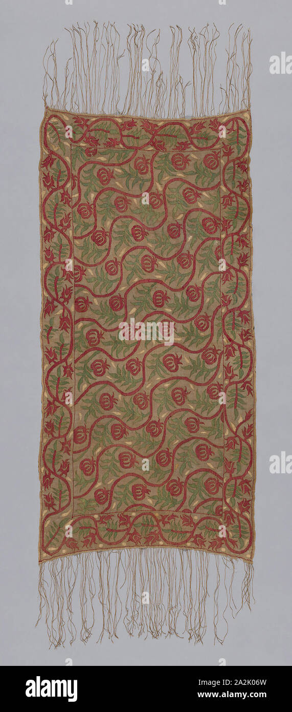 Coperchio, del XVII secolo, Turchia Turchia, biancheria, ad armatura a tela, ricamati con seta il filo interdentale in punti a filza, pattern rammendo, principale della frangia di ordito, 160 x 57,4 cm (63 x 22 5/8 in Foto Stock