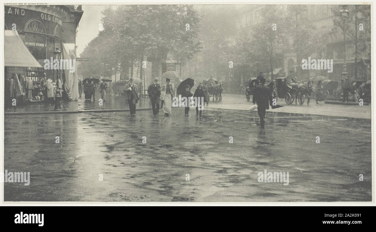 Un giorno di pioggia sul Boulevard, Parigi, 1894, stampato c. 1897, Alfred Stieglitz, americano, 1864-1946, Publisher: R. H. Russell, American, sconosciuto, New York, fotoincisione, 15.3 x 28.4 cm (nell'immagine), 15.6 x 28.7 cm (carta), 34.4 x 42.3 cm (mount Foto Stock