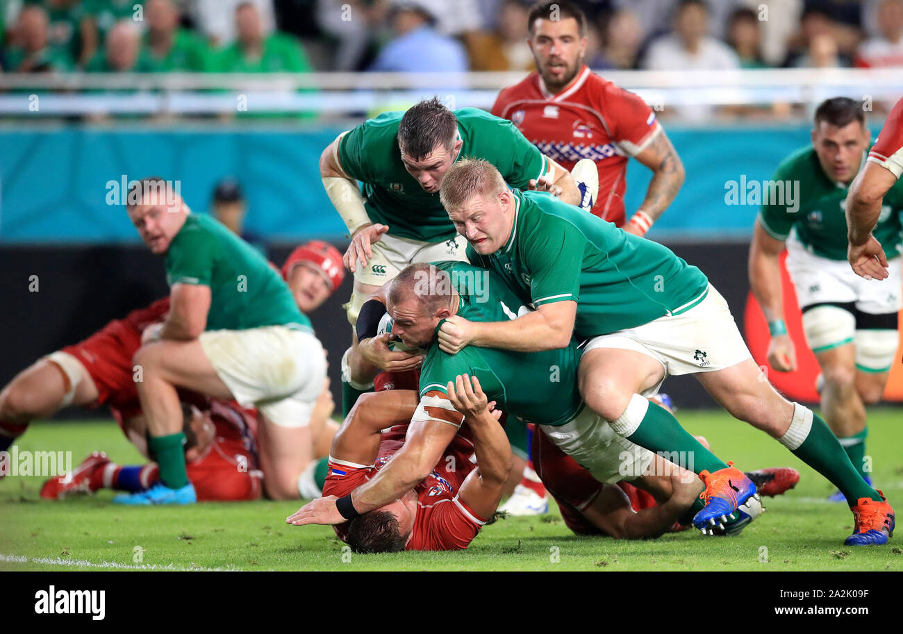 In Irlanda il Ryhs Ruddock (centro) punteggi il suo lato della terza prova del gioco durante il 2019 Coppa del Mondo di Rugby Pool una corrispondenza alla Kobe Misaki Stadium, la città di Kobe. Foto Stock