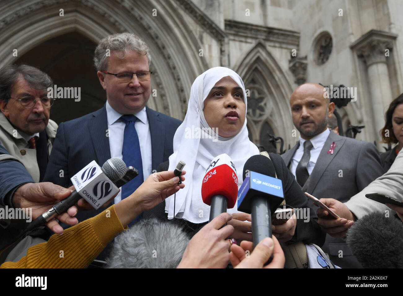 Shelina iniziata e il marito Mohammed Raqeeb (destra) al di fuori della Royal Courts of Justice di Londra dove hanno vinto una decisione in merito a se il trattamento deve essere interrotto per loro cinque-anno-vecchio figlia Tafida Raqeeb. Foto Stock