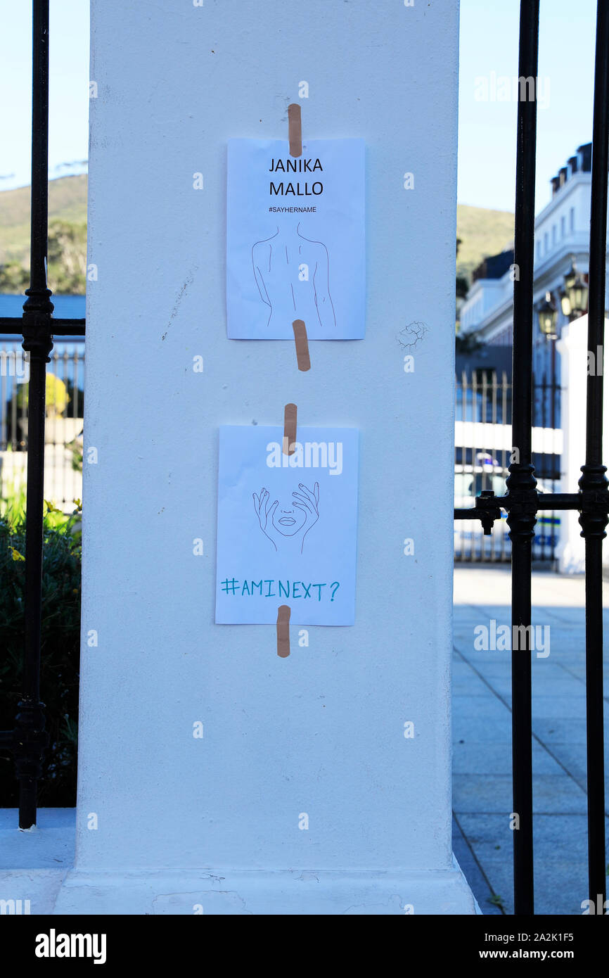 A sinistra sopra i segni da una donna marzo contro la violenza basata sul genere e femicide che ha avuto luogo a Città del Capo, Sud Africa il 6 settembre 2019. Foto Stock