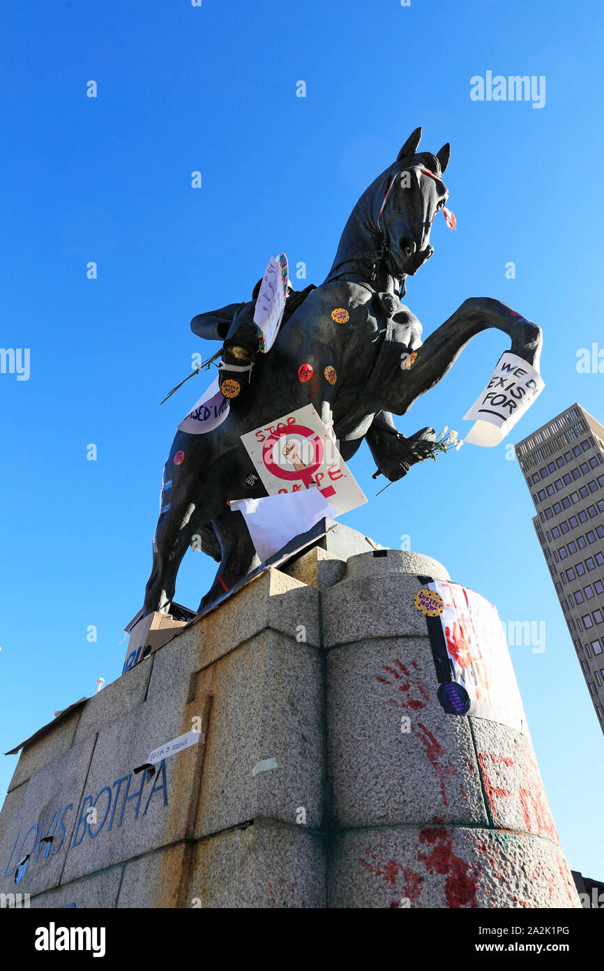 A sinistra sopra i segni da una donna marzo contro la violenza basata sul genere e femicide che ha avuto luogo a Città del Capo, Sud Africa il 6 settembre 2019. Foto Stock