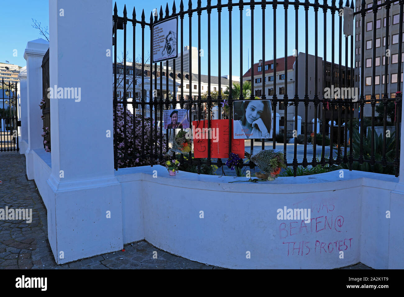 A sinistra sopra i segni da una donna marzo contro la violenza basata sul genere e femicide che ha avuto luogo a Città del Capo, Sud Africa il 6 settembre 2019. Foto Stock