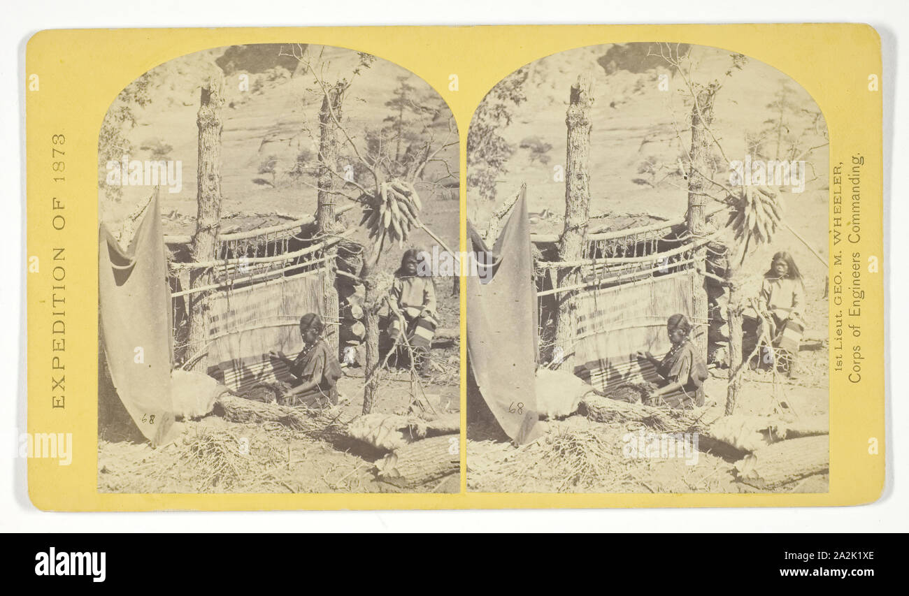 Di vita degli aborigeni tra gli indiani Navajo, Cañon de Chelle, Nuovo Messico. Squaw la tessitura delle coperte. Il nativo di telaio. Le coperte sono della migliore qualità e impervio ad acqua, 1873, Timothy O'Sullivan (American, nato in Irlanda, 1840-1882), commissionato da George Wheeler per il reparto di guerra, il Corpo degli Ingegneri, U.S. Esercito degli Stati Uniti, albume stampa, stereo, No. 26 dalla serie esplorazioni geografiche e indagini a ovest del meridiano del centenario Foto Stock