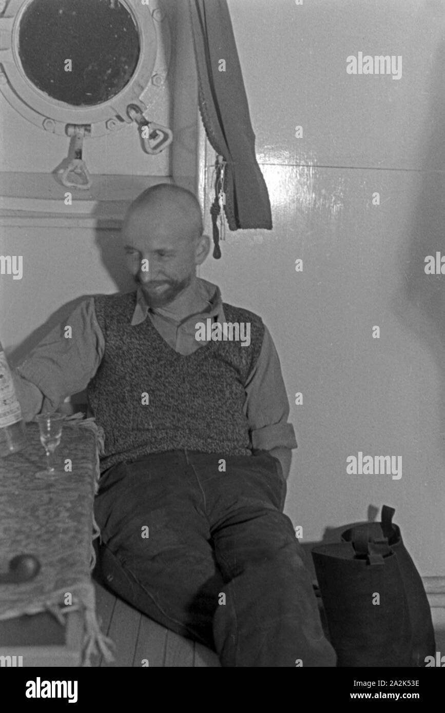 Mann der Besatzung des Fabrikschiffes 'Jan Wellem' der deutschen Walfangflotte bei einer Pausa, 1930er Jahre. Membro dell equipaggio della nave officina 'Jan Wellem' del tedesco flotta baleniera avente una pausa, 1930s. Foto Stock