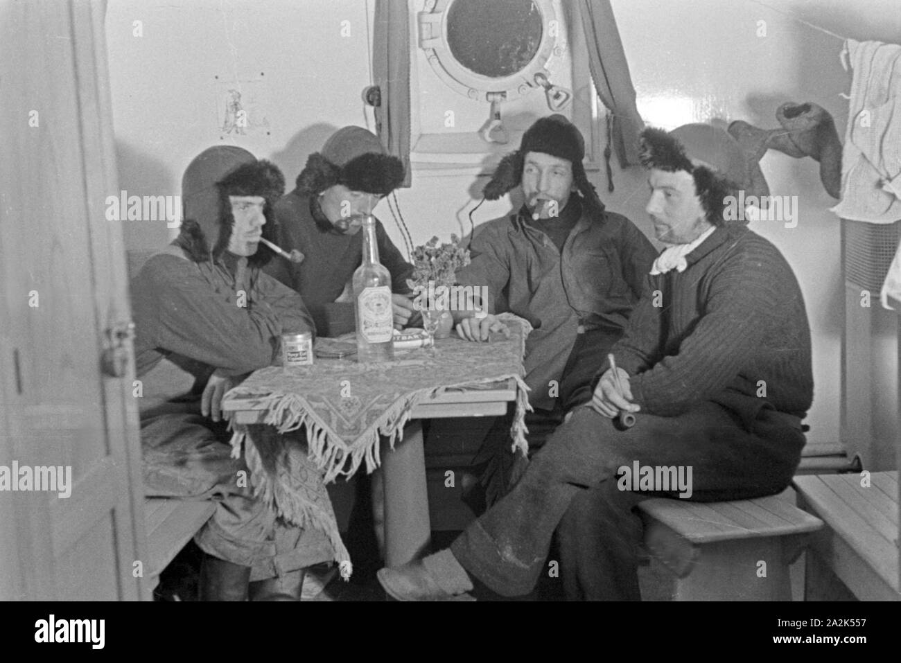 Männer der Besatzung des Fabrikschiffes 'Jan Wellem' der deutschen Walfangflotte bei einer Pausa, 1930er Jahre. I membri dell'equipaggio della nave officina 'Jan Wellem' del tedesco flotta baleniera avente una pausa, 1930s. Foto Stock