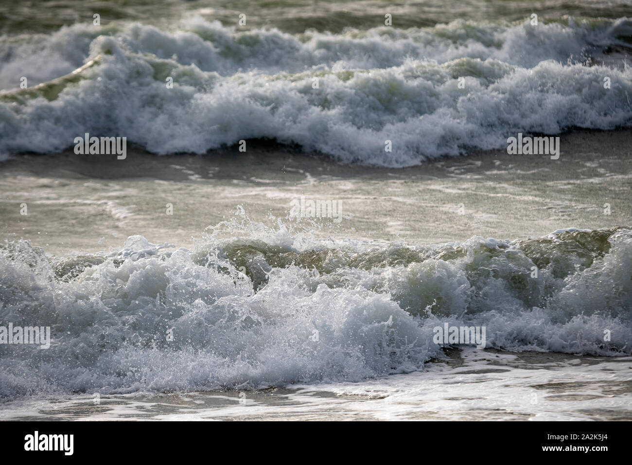Rompere le onde del mare. Pericoloso oceano onde con la schiuma di schiantarsi vicino alla spiaggia di marea di prossima uscita Foto Stock