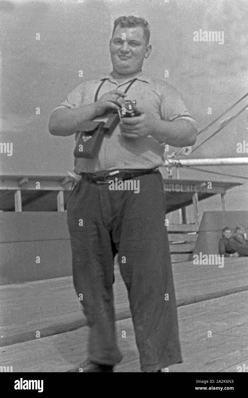 Ein Mann der Besatzung des Walfangfabrikschiffs 'Jan Wellem' mit circuizione Kamera, 1930er Jahre. Un membro dell'equipaggio della nave officina 'Jan Wellem' del tedesco flotta baleniera con la sua macchina fotografica, 1930s. Foto Stock