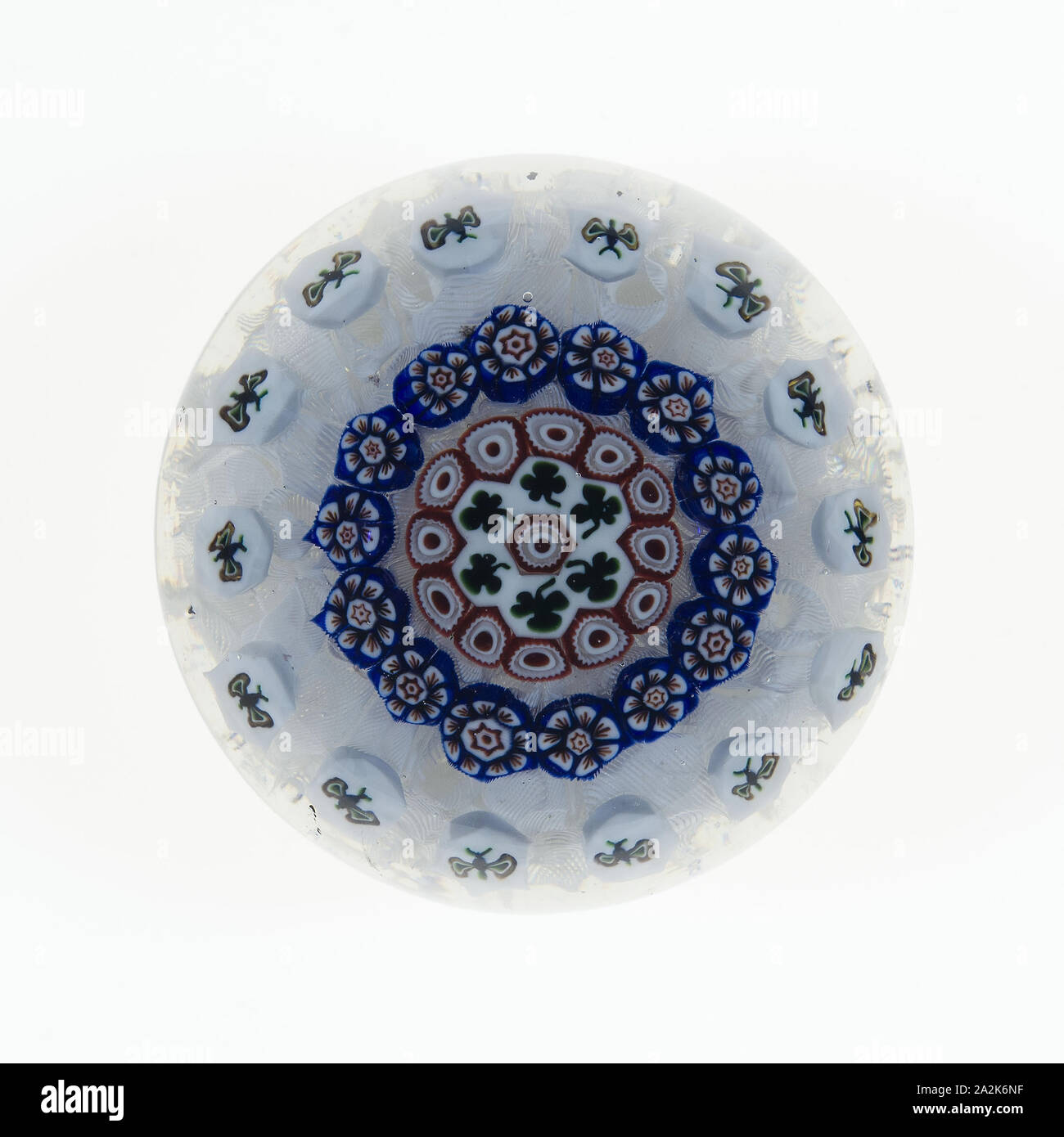 Fermacarte, c. 1846-55, Baccarat, Francia, fondata 1764, Lunéville, vetro, Diam. 7,6 cm (3 in.), Vondel, n.d., Cornelis Visscher, Olandese, c. 1629-1658, Olanda, incisioni su carta avorio, 266.7 x 215,9 mm Foto Stock