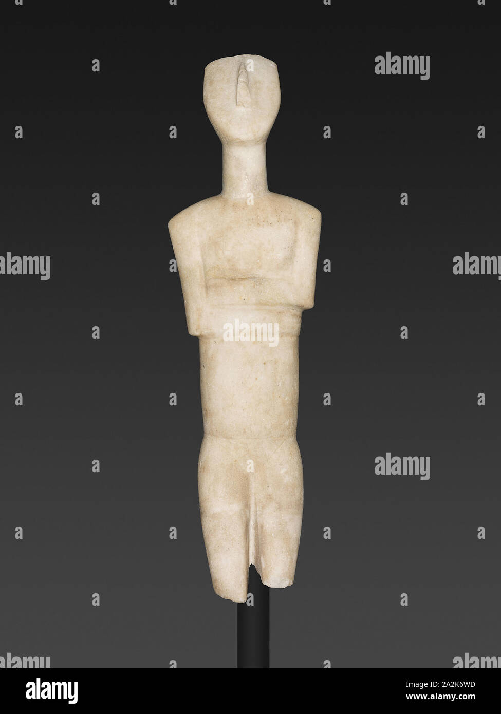 Statuetta di una figura femminile, inizio Età del Bronzo, 2600/2400 BC delle Cicladi, probabilmente dall'isola di Keros, Kéa, marmo, 39,9 × 11,6 × 4,9 cm (15 11/16 × 4 × 9/16 1 15/16 in Foto Stock