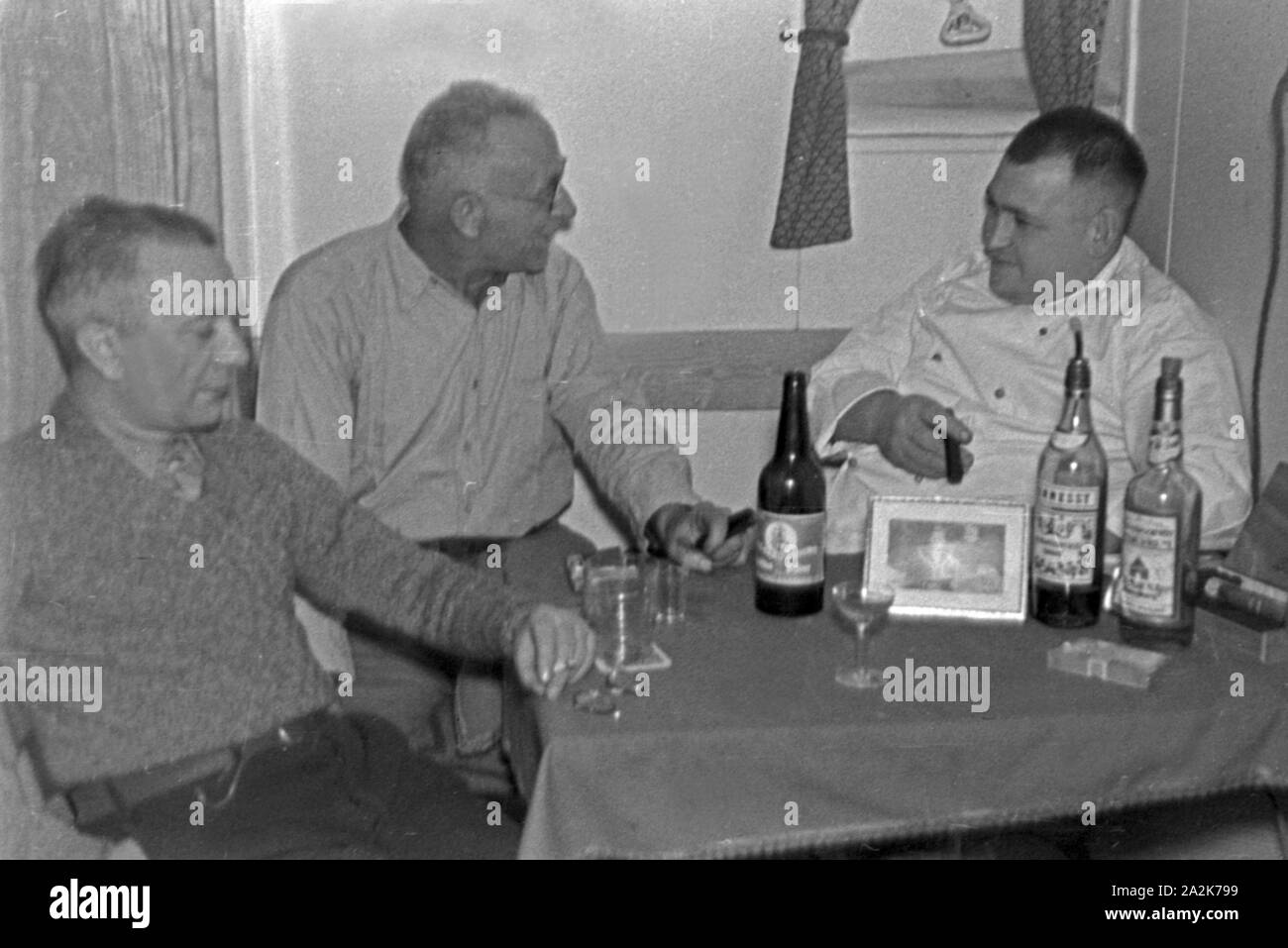 Drei Männer der Besatzung des Walfangfabrikschiffs 'Jan Wellem' bei eine erPause mit Zgarren und Cognac, 1930er Jahre. Tre membri dell equipaggio della nave facotry 'Jan Wellem' avente una pausa con i sigari e il brandy, 1930s. Foto Stock