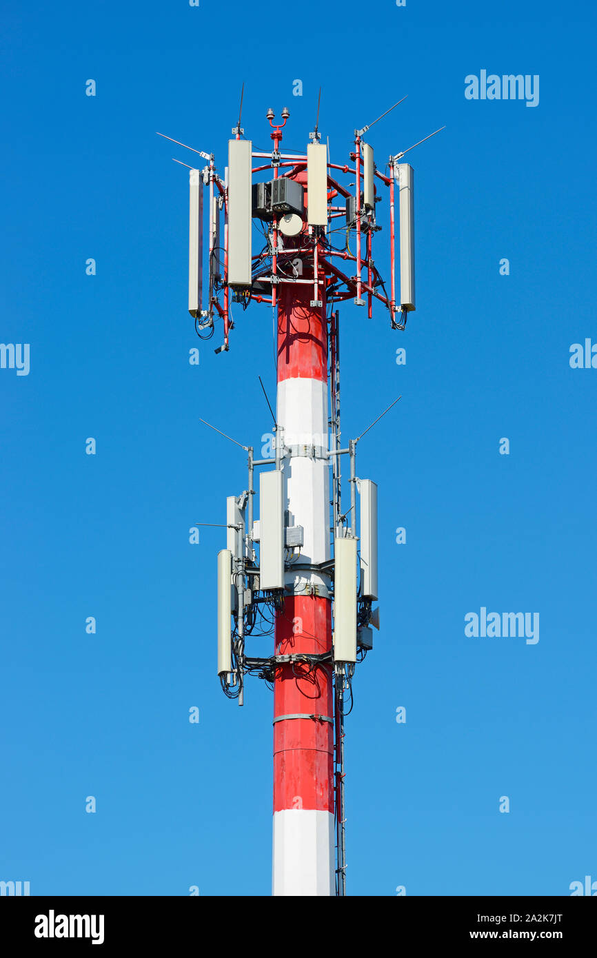 Telefono cellulare trasmettitore montante, la torre delle comunicazioni Foto Stock