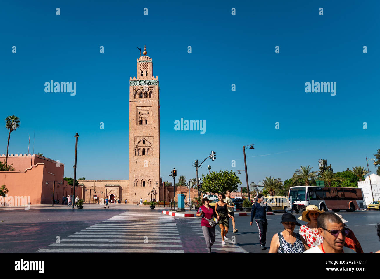 Marrakech, Marocco - 22 Settembre 2019 : turisti attraversando la strada di fronte la moschea di Koutoubia Foto Stock