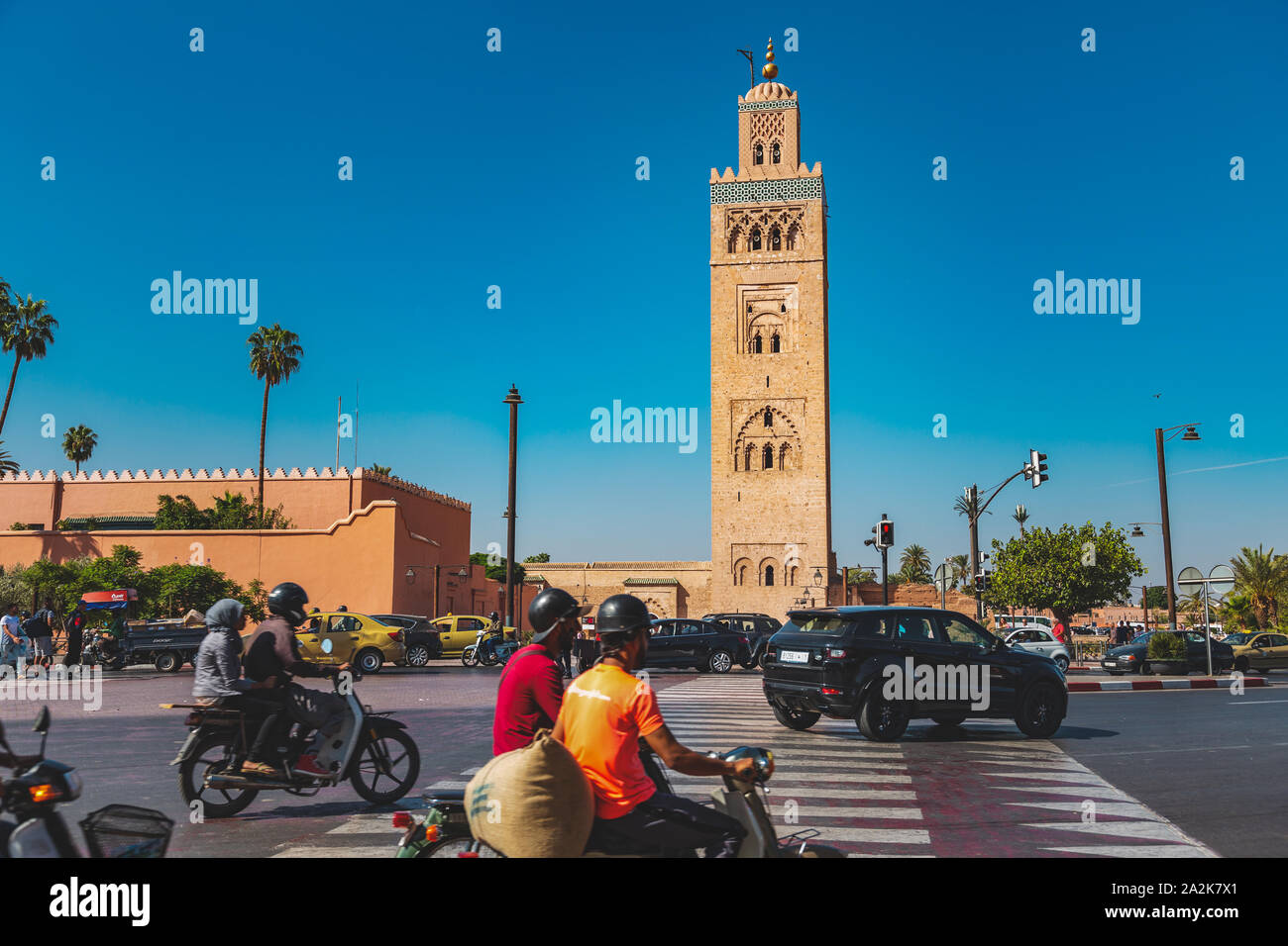 Marrakech, Marocco - 22 Settembre 2019 : il traffico nella strada di fronte la moschea di Koutoubia Foto Stock
