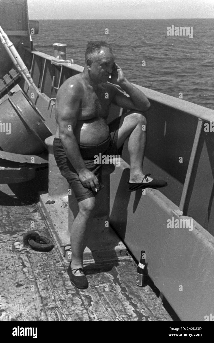 Einsamer Seemann des Fabrikschiffs 'Jan Wellem' verträumt blickt auf das Meer, 1930er Jahre. Lonely membro dell equipaggio della nave officina 'Jan Wellem' guardando al mare, 1930s. Foto Stock