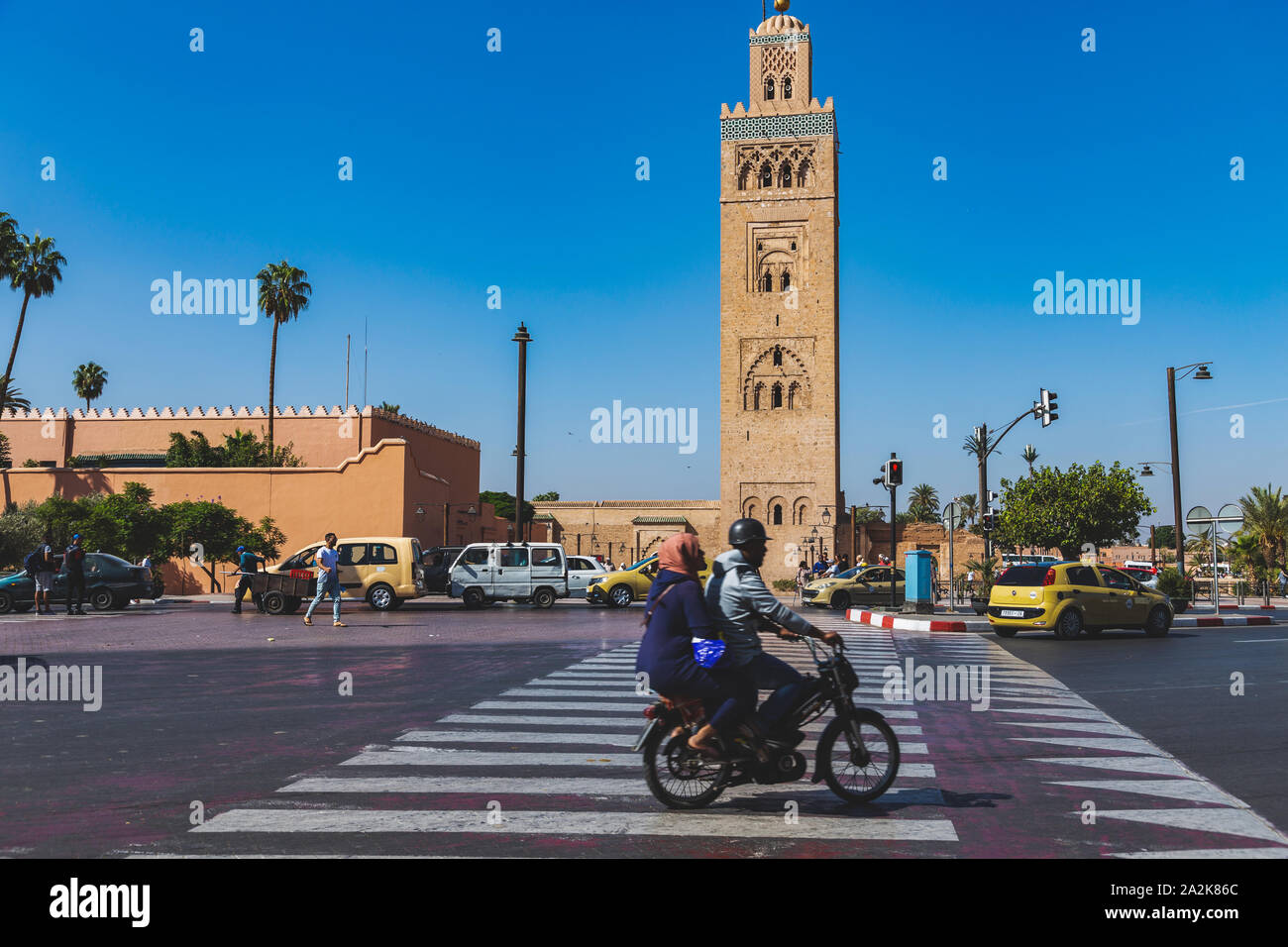 Marrakech, Marocco - 22 Settembre 2019 : il traffico nella strada di fronte la moschea di Koutoubia Foto Stock