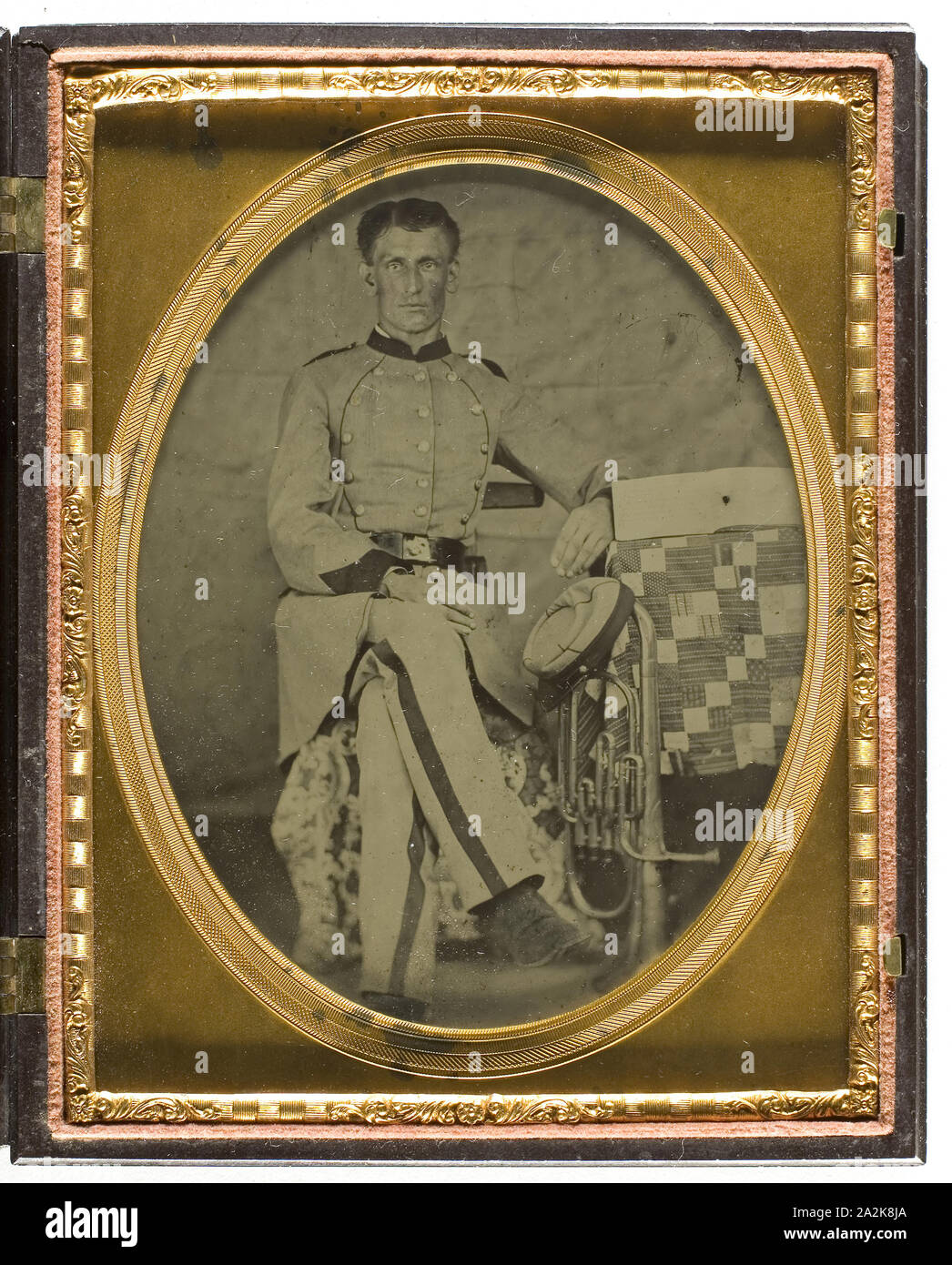Untitled (Confederate Officer), 1860, American, secolo XIX, Stati Uniti, Tintype, 10,9 x 14 cm (piastra), 12 x 15 x 2,5 cm (caso Foto Stock