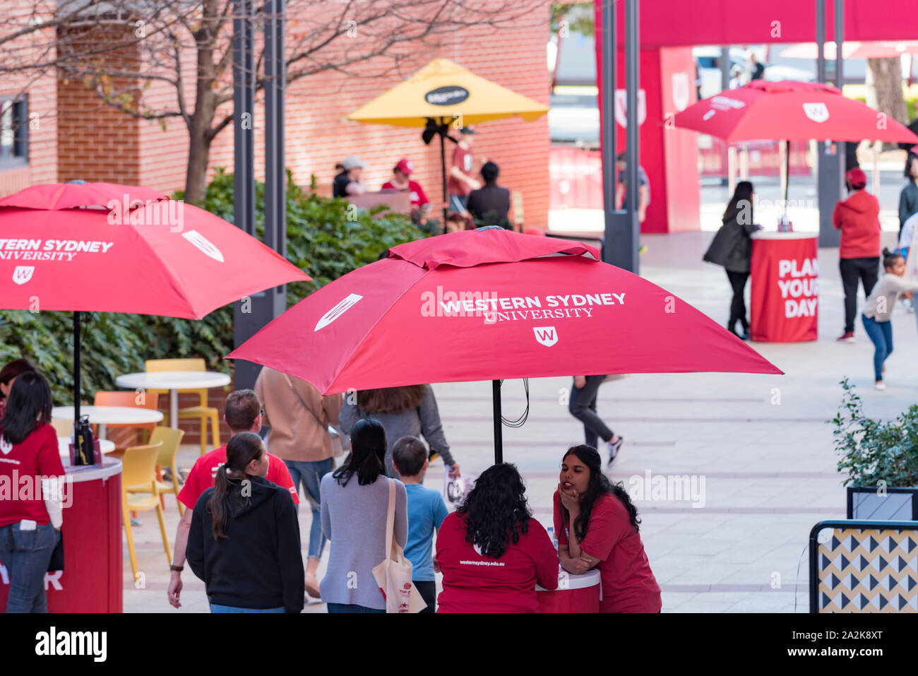 Gli studenti e i potenziali studenti al 2019 Open Day a Parramatta South campus della Western Sydney University (WSU o UWS) in Australia Foto Stock