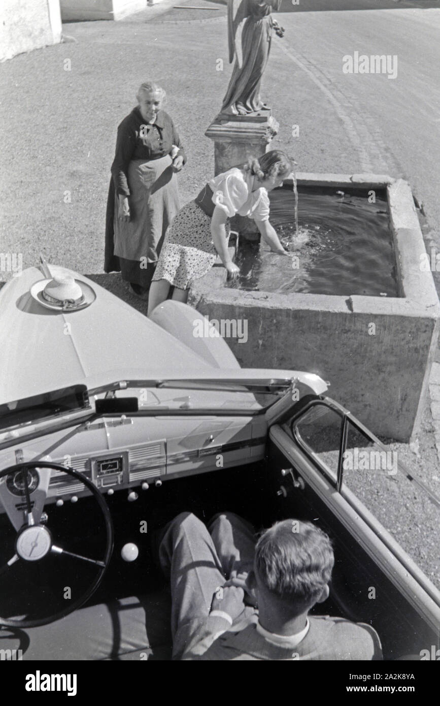 Die österreichische Schauspielerin Gusti Wolf erfrischt sich un einem Brunnen bei Ferien auf dem Lande, Deutschland 1930er Jahre. Attrice austriaca Gusti Wolf rinfrescante in corrispondenza di un pozzetto in vacanza in campagna, Germania 1930s. Foto Stock