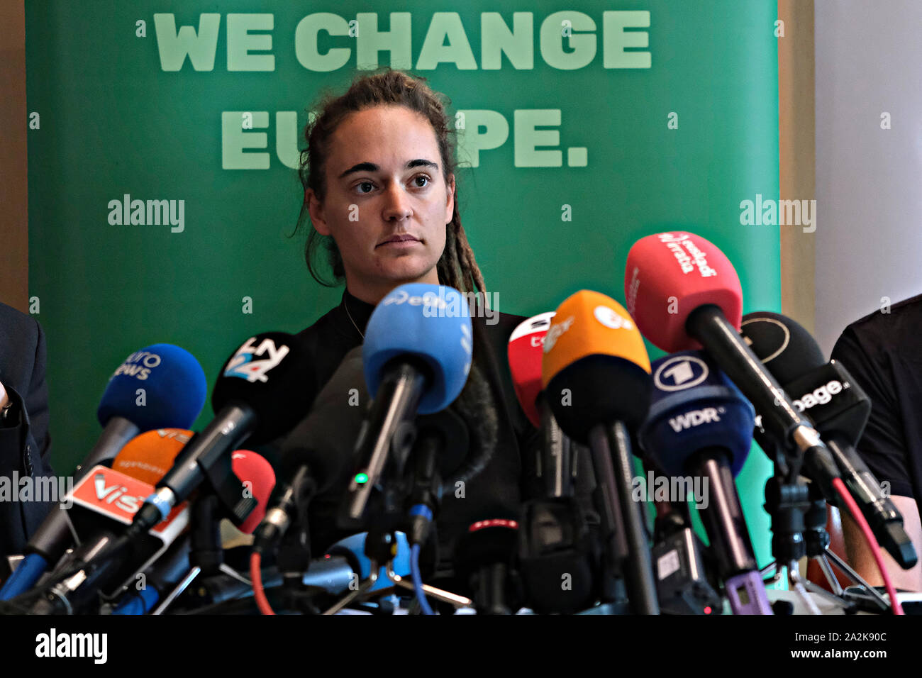 Bruxelles, Belgio. Il 3 ottobre 2019. Carola Rackete, Tedesco il capitano del peschereccio rscue Sea-Watch 3, gli indirizzi di un Parlamento europeo Comitato audizione pubblica sulla situazione della ricerca e salvataggio nel Mediterraneo in vista degli sviluppi più recenti e il quadro giuridico. Foto Stock