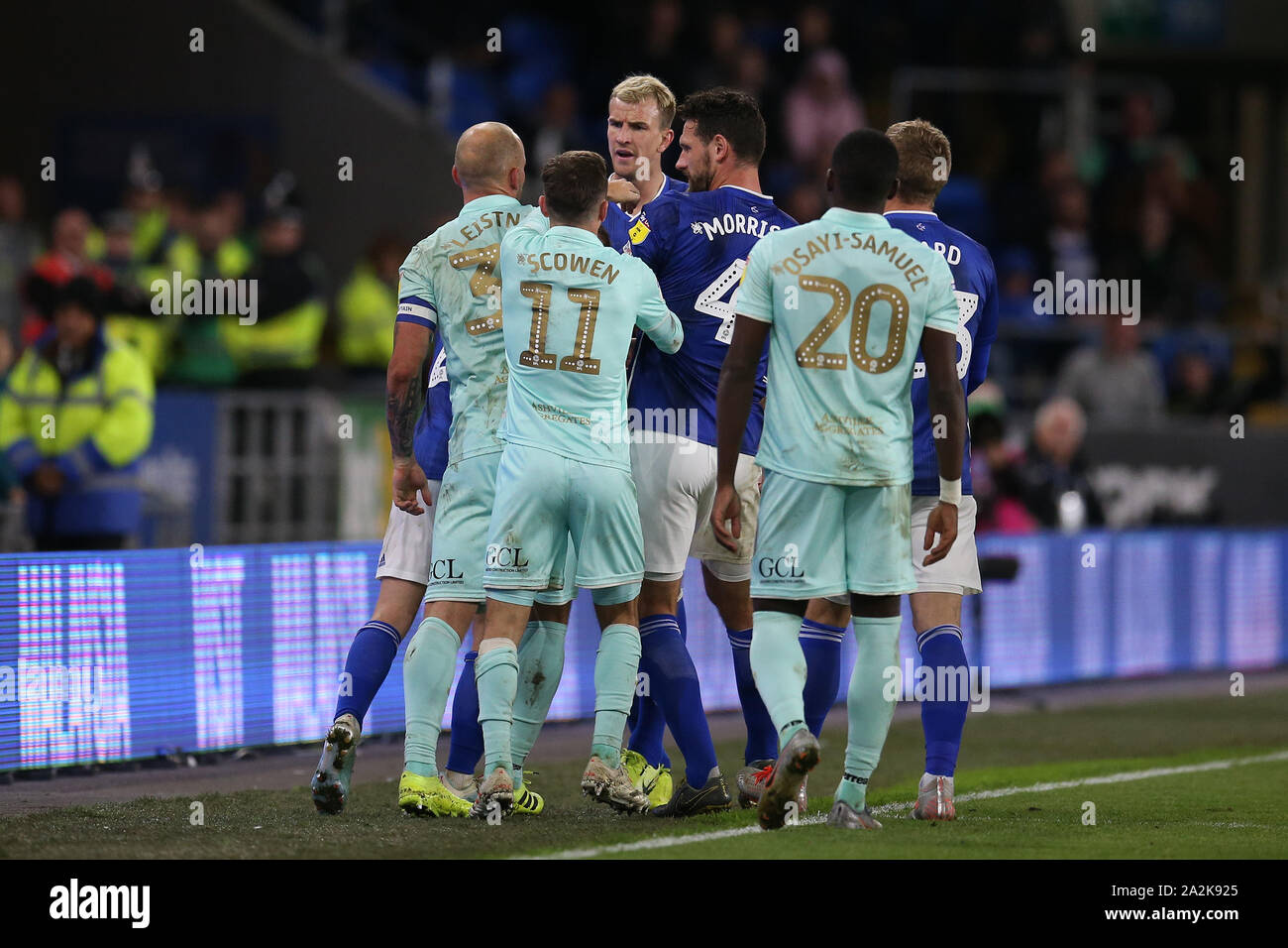 Cardiff, Regno Unito. 02oct, 2019. Aden Flint di Cardiff City sostiene e tafferugli con Toni Leistner di Queens Park Rangers (37). EFL Skybet partita in campionato, Cardiff City v Queens Park Rangers al Cardiff City Stadium su Mercoledì 2 ottobre 2019. Questa immagine può essere utilizzata solo per scopi editoriali. Solo uso editoriale, è richiesta una licenza per uso commerciale. Nessun uso in scommesse, giochi o un singolo giocatore/club/league pubblicazioni. pic da Andrew Orchard/Andrew Orchard fotografia sportiva/Alamy Live news Credito: Andrew Orchard fotografia sportiva/Alamy Live News Foto Stock