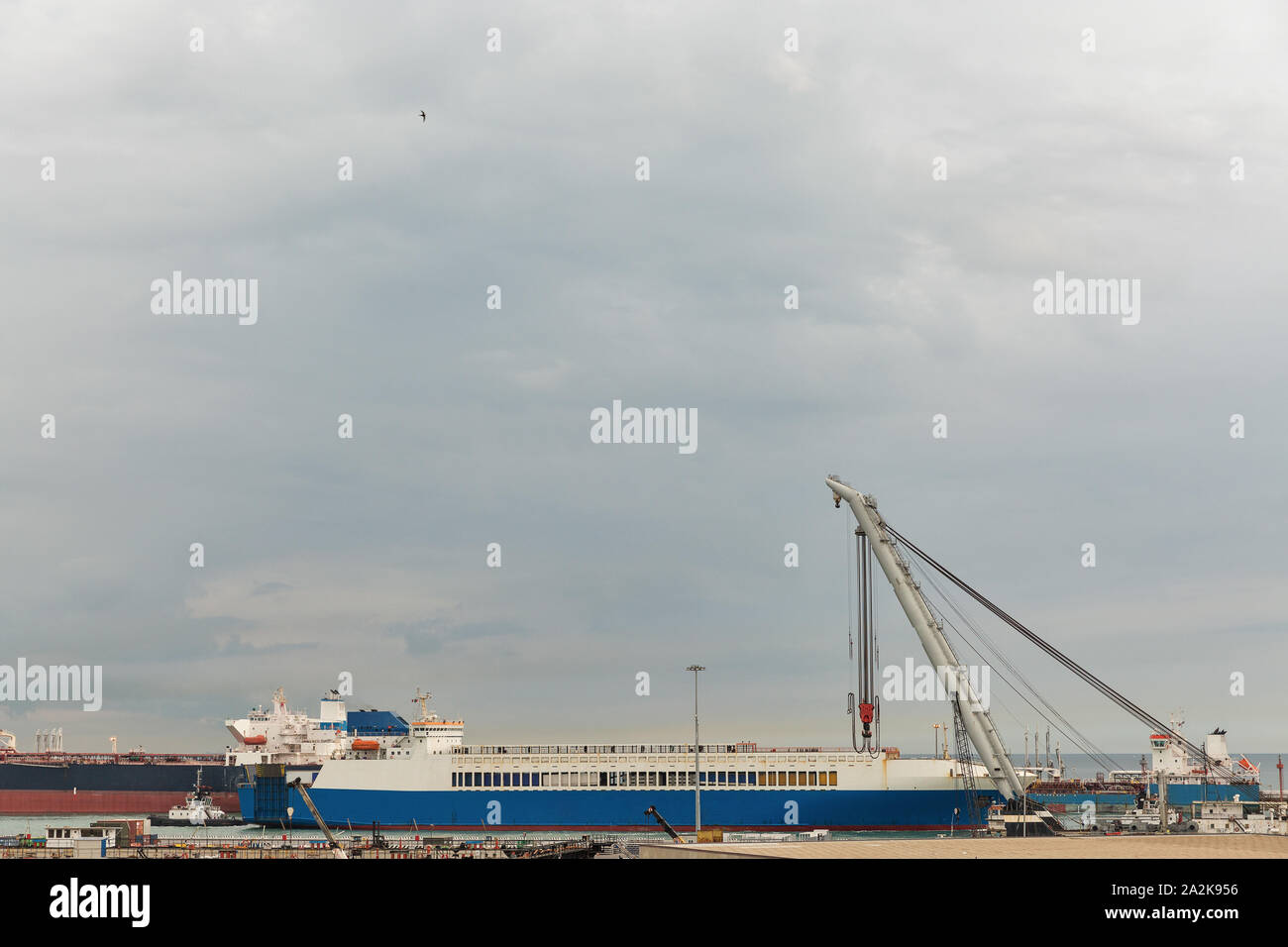 Carico industriale le navi ormeggiate nel porto di Livorno il morsetto all'alba, Italia. Foto Stock