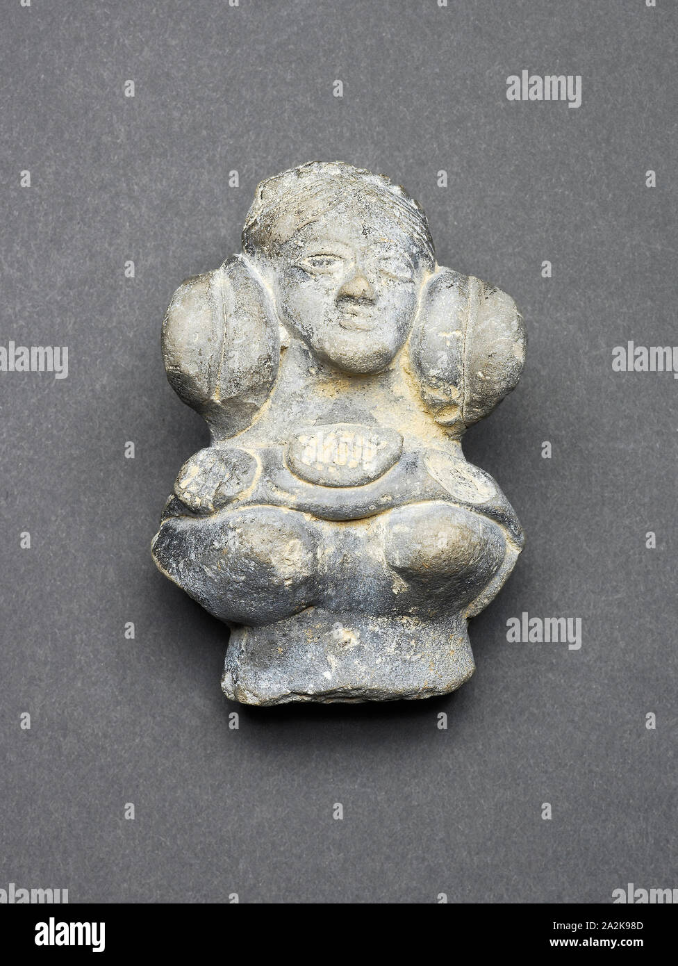 Busto di una statuetta femminile, periodo Mauryan, 3rd/II secolo A.C., India, Uttar Pradesh, Mathura, Mathura, modellata a mano cotto grigio, 9 x 6,1 x 3,9 cm (3 1/2 x 2 3/8 x 1 1/2 in Foto Stock