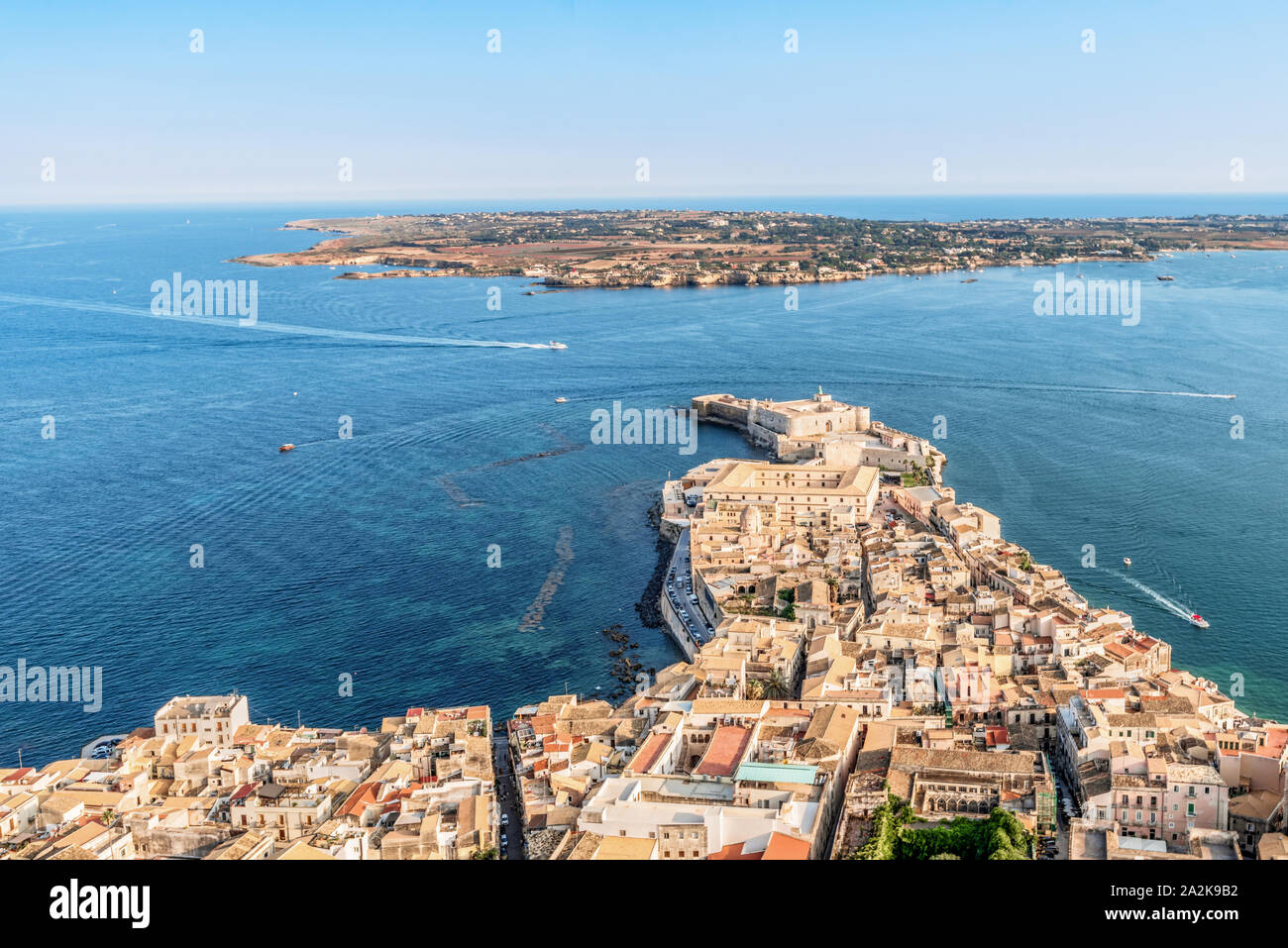 Città costiera Siracusa Sicilia e la vecchia isola di Ortigia Foto Stock