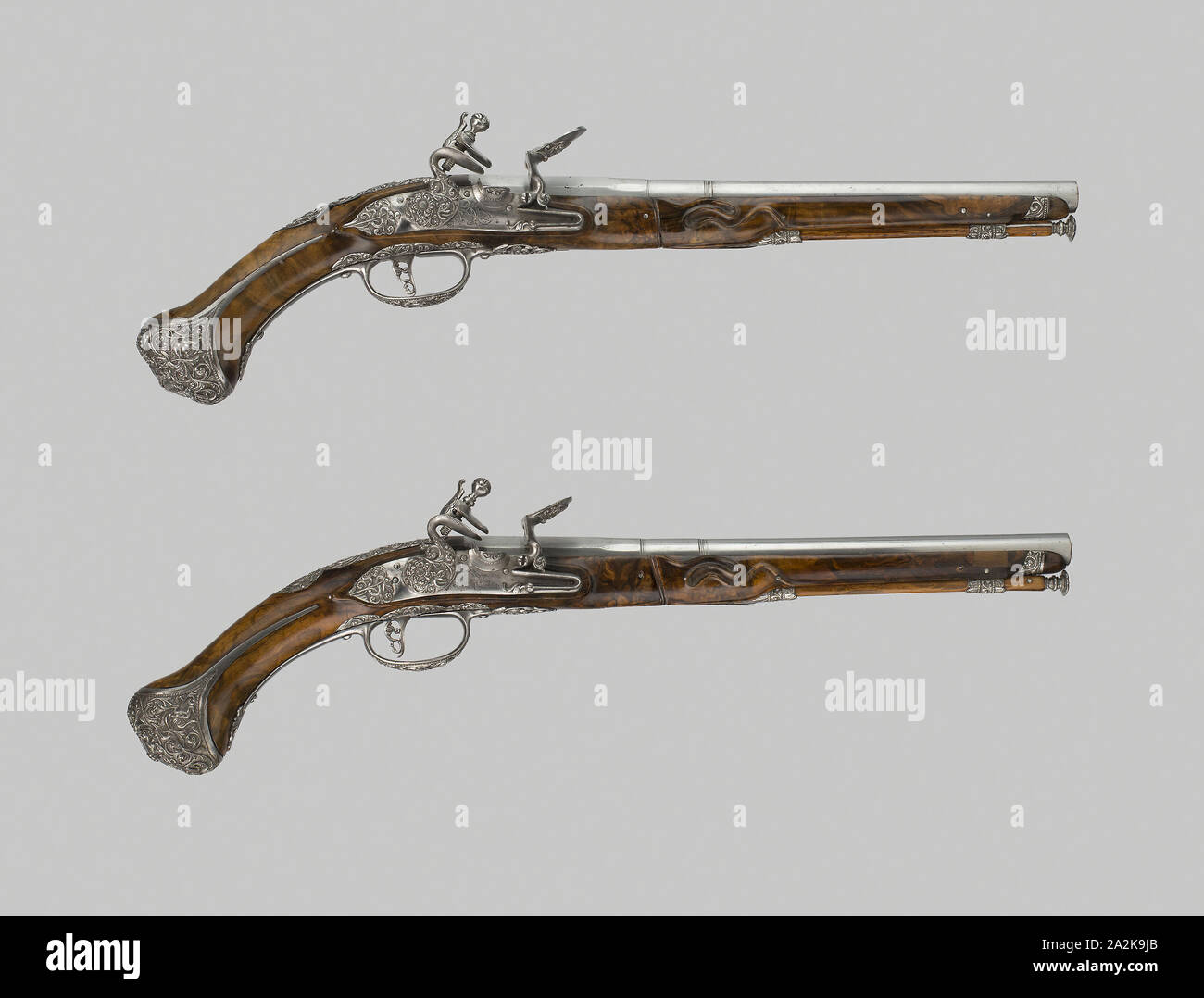 Coppia di custodia Flintlock Pistols, c. 1680/90, Italiano, Gardone Val Trompia, botti da Vicenzo Cominazzo, Italia, acciaio e legno, L. 48,8 cm (19 1/4 in Foto Stock