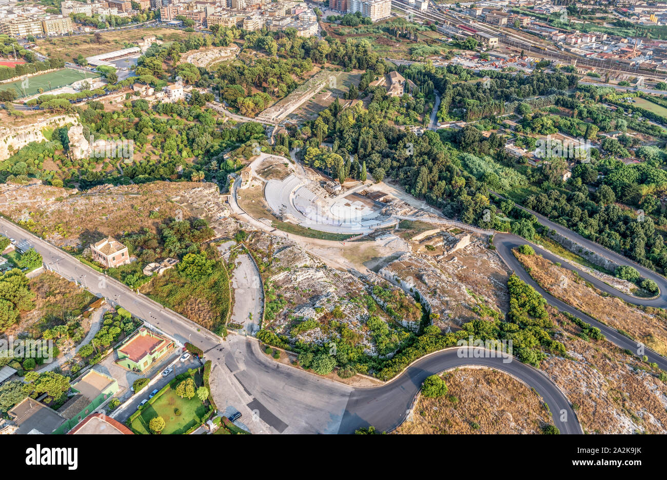 Veduta aerea del teatro greco di Siracusa e il Parco Archeologico della Neapolis Foto Stock