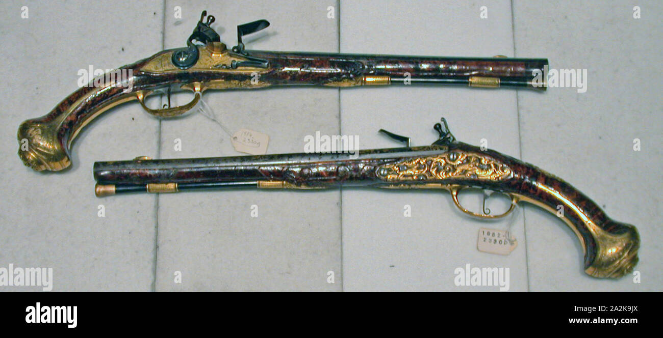Coppia di custodia Flintlock Pistols, c. 1720, austriaca, Austria, Noce, acciaio, oro e ferro da stiro, L. 52 cm (20 1/2 in Foto Stock