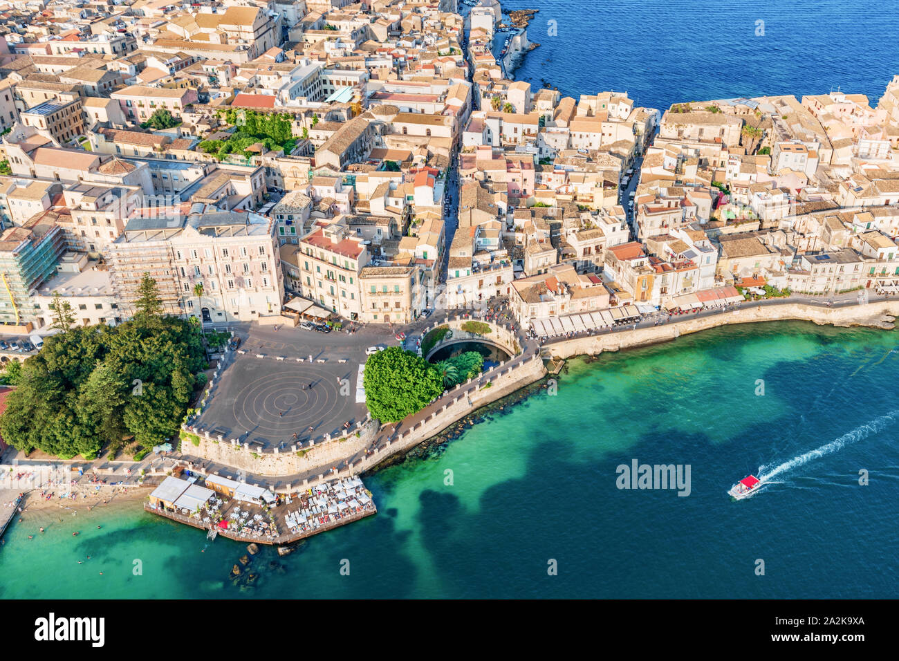 Siracusa Sicilia, grande piazza e Fonte Aretusa in Ortigia, vista aerea Foto Stock