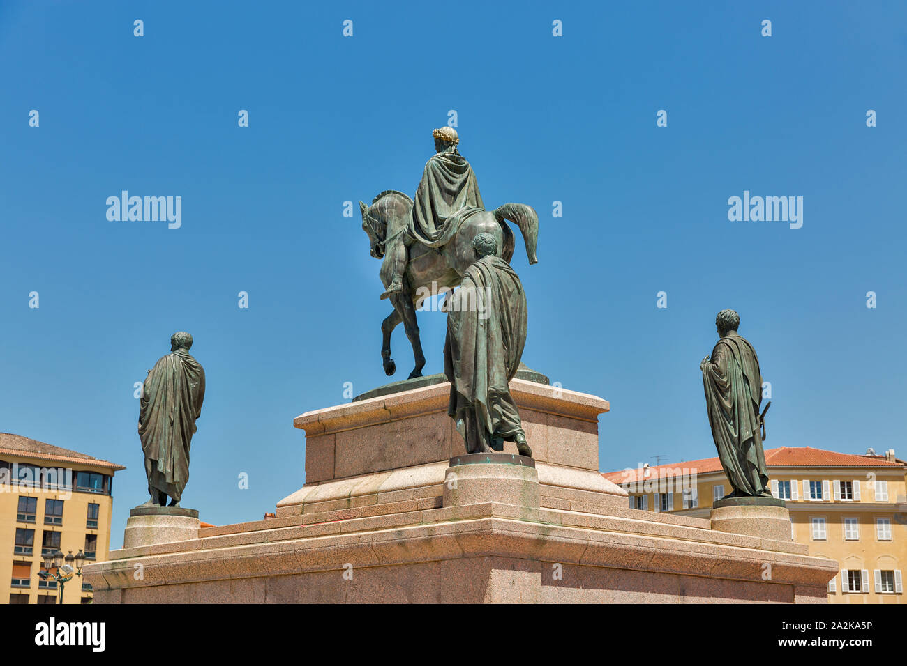 Statua equestre di Napoleone, circondato dai suoi quattro fratelli in abito romano. Il generale de Gaulle square, Ajaccio, Corsica, Francia. Foto Stock