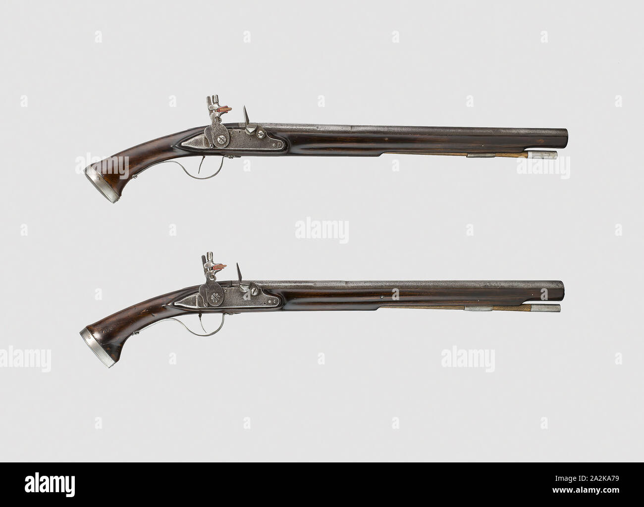 Coppia di Flintlock Pistols, 1640/60, inglese, Inghilterra, acciaio, noce, ferro da stiro e acero, L. 58,8 (23 1/8 in Foto Stock