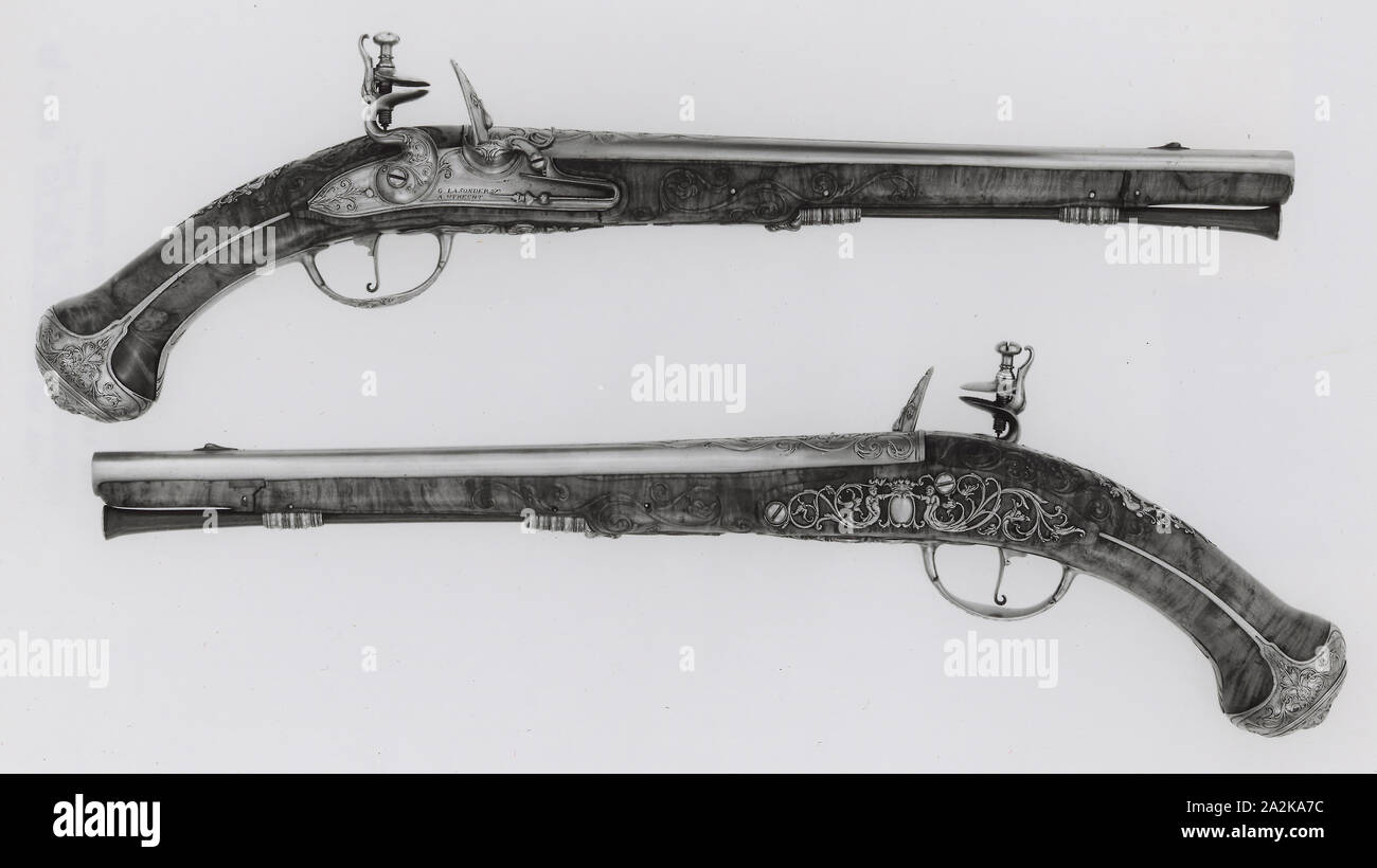 Coppia di custodia Flintlock Pistols, c. 1670, Armaiolo: Gerrit Lasonder, (Olandese, attivo 1659-87), Utrecht, Utrecht, acciaio, rame, radica di noce, L. 52 cm (20 1/2 in Foto Stock