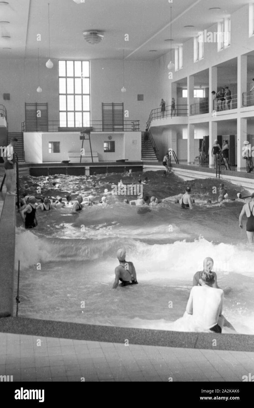 Gäste im Wellenbad auf Norderney, Deutschland 1930er Jahre. Gli ospiti presso la piscina con onde artificiali a Norderney, Germania 1930s. Foto Stock