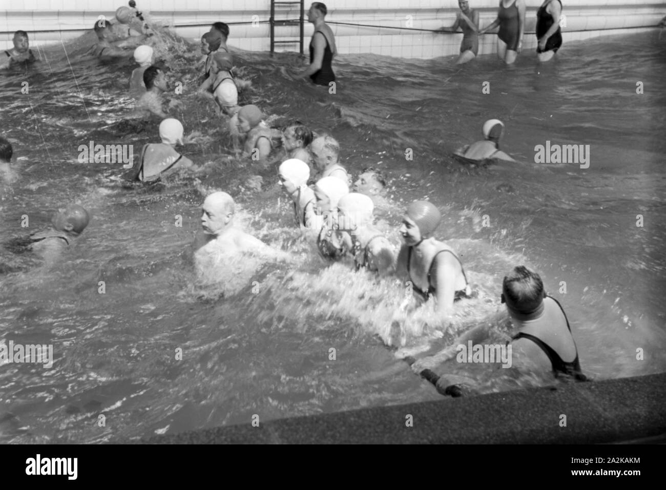 Gäste im Wellenbad auf Norderney, Deutschland 1930er Jahre. Gli ospiti presso la piscina con onde artificiali a Norderney, Germania 1930s. Foto Stock