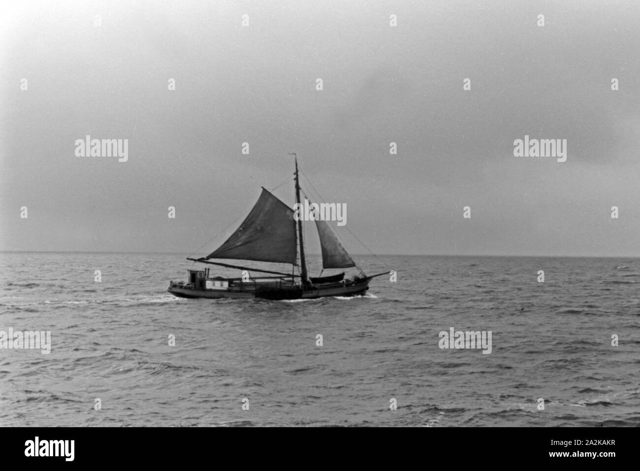 Ein Kutter fährt vor Die Insel Helgoland zum Makrelenfang, Deutschland 1930er Jahre. Una barca da pesca in direzione del Mare del Nord per la pesca di sgombri, Germania 1930s. Foto Stock