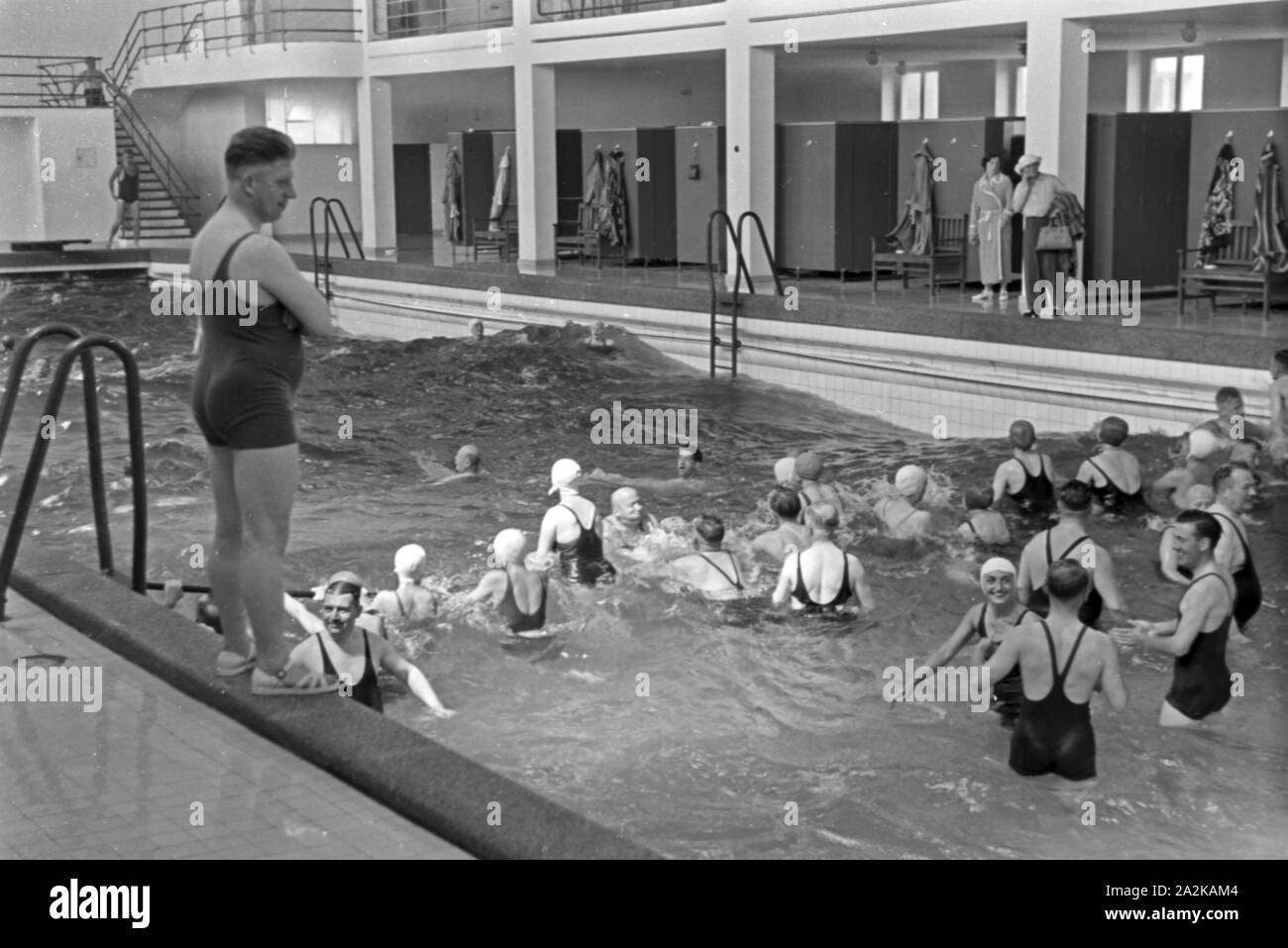 Gäste im Wellenbad auf Norderney, Deutschland 1930er Jahre. Gli ospiti presso la piscina con onde artificiali a Norderney, Germania 1930s. Foto Stock