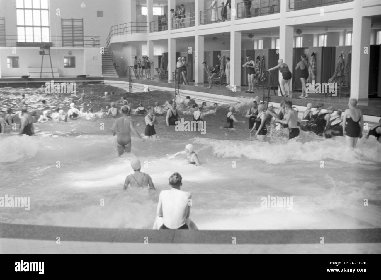 Gäste im Wellenbad auf Norderney, Deutschland 1930er Jahre. Gli ospiti presso la piscina con onde artificiali a Norderney, Germania 1930s. Foto Stock