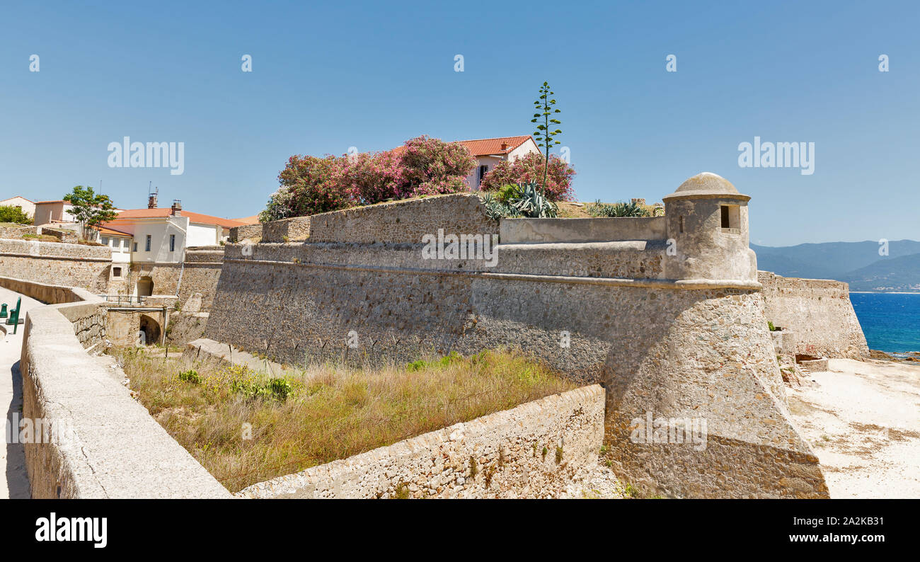 Miollis fortezza sul mare spiaggia di Ajaccio, Corsica, Francia. Esso è stato costruito dalla repubblica genovese tra il 1492 e il 1789. È esagonale e Foto Stock