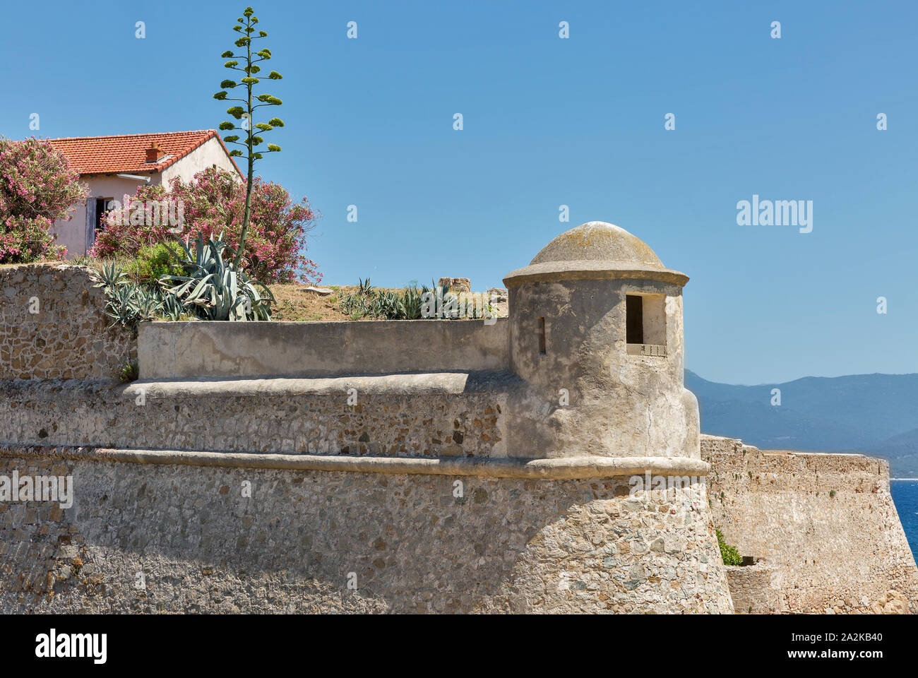 Miollis fortezza sul mare spiaggia di Ajaccio, Corsica, Francia. Esso è stato costruito dalla repubblica genovese tra il 1492 e il 1789. È esagonale e Foto Stock