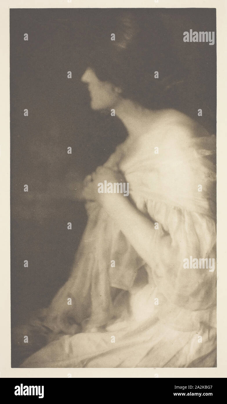 Miss M. di Washington, 1899, Rose Clark (American, 1852-1942) e, Elizabeth Flint Wade (American, morto 1915), Stati Uniti, fotoincisione, n. 17 dal portafoglio 'American Fotografia pittorica, serie II (1901), edizione 34/150, 17.5 x 10.1 cm (nell'immagine), 19,7 x 11,5 cm (carta), 28.7 x 19.6 cm (mount), 38 x 28 cm (carta a cerniera Foto Stock