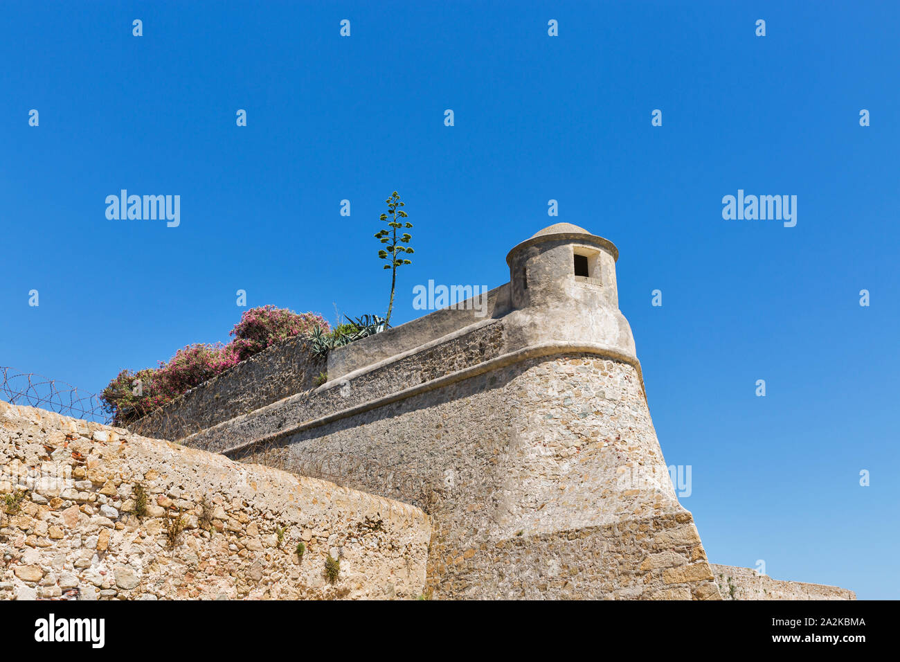 Miollis fortezza sul mare spiaggia di Ajaccio, Corsica, Francia. Esso è stato costruito dalla repubblica genovese tra il 1492 e il 1789. È esagonale e Foto Stock