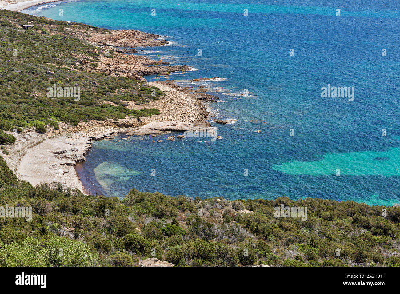 Il paesaggio costiero con le montagne e la spiaggia, Roccapina, Corsica, Francia. Foto Stock