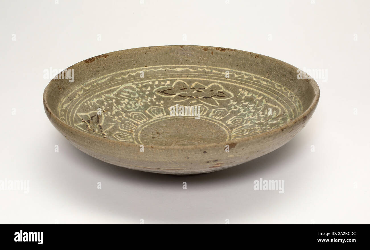 Coppa bassa, dinastia Goryeo (918-1392), del secolo XIV, Corea, Corea Céladon-smaltato porcellanato con underglaze intarsiato di decorazione in bianco e nero di argille, H. 5.7 cm (2 1/4 poll.), diam. 19,3 cm (7 5/8 Foto Stock