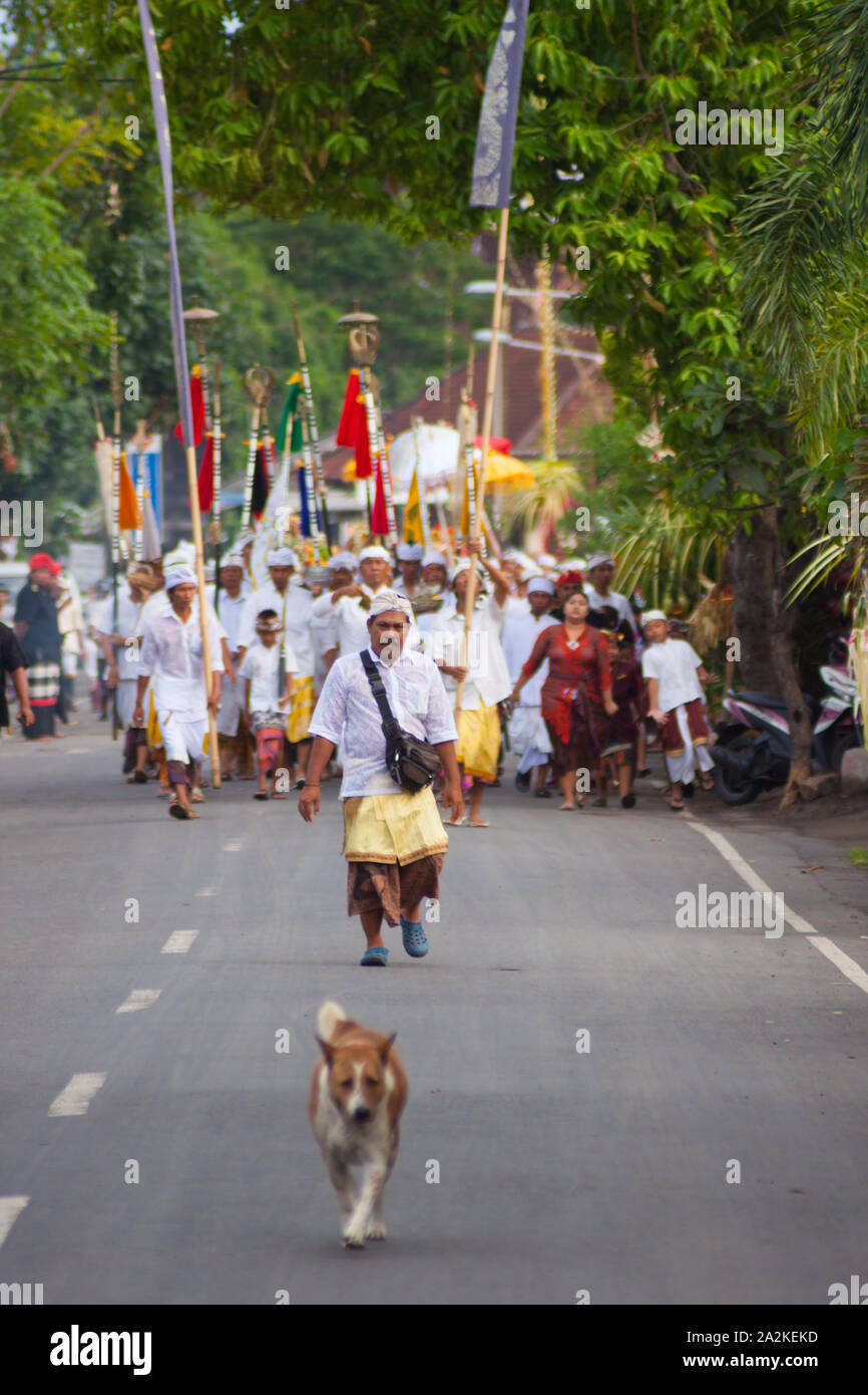 Bali, Indonesia - 2 Febbraio 2012 - Hari Raya Galungan e Umanis Galungan holiday fesival parade - i giorni per festeggiare la vittoria di bontà oltre Foto Stock