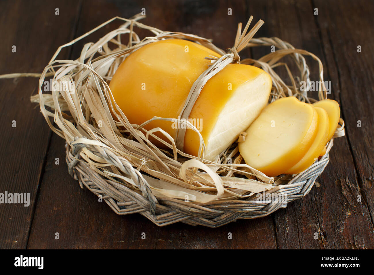 Scamorza, italiano tipico formaggio affumicato su un tavolo di legno Foto Stock