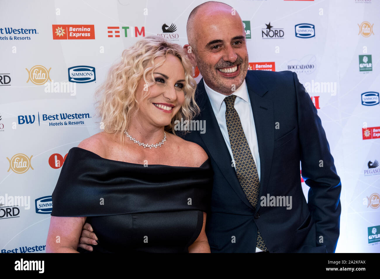Antonella Clerici e il suo partner Vittorio Garrone frequentare la rivista  oggi festa di compleanno, al Principe di Savoia Hotel a Milano Foto stock -  Alamy