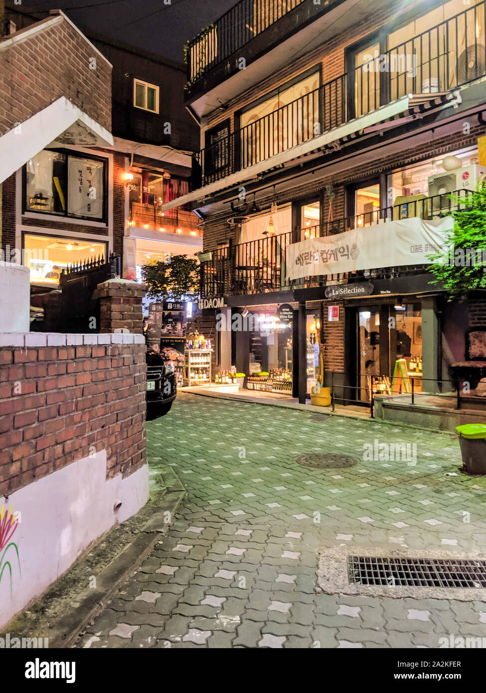 SEPT. 19, 2019-SEOUL, Corea del Sud : tradizionale stile Coreano architettura presso il villaggio di Bukchon Hanok a Seul, in Corea del Sud. Ristoranti lungo la strada Foto Stock